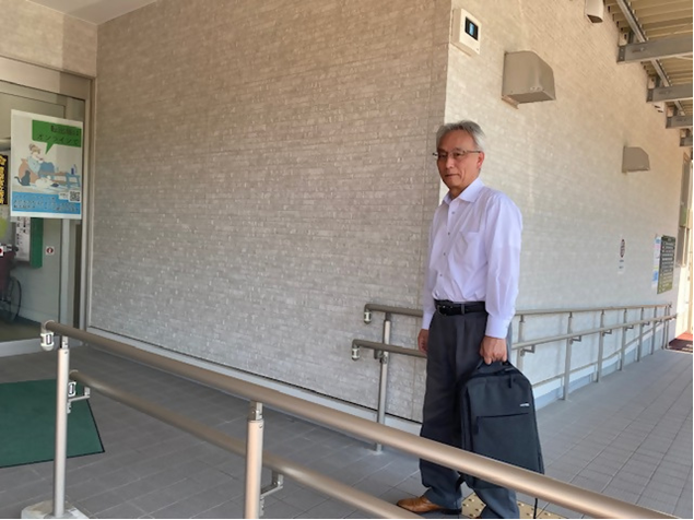 自転車で登庁する山田所長