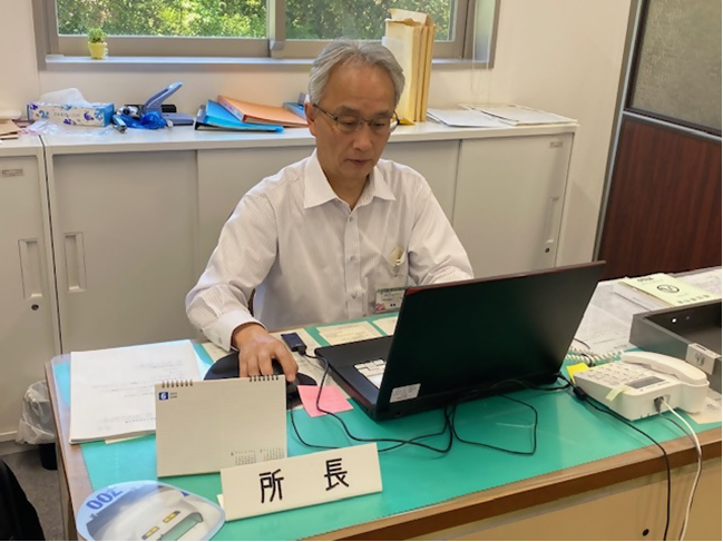 パソコンを操作する山田所長